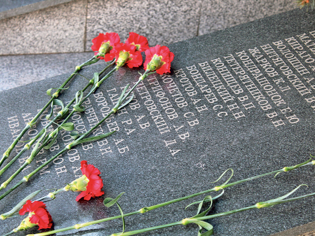 Возложение цветов к мемориалу стало для амурских полицейских традицией
