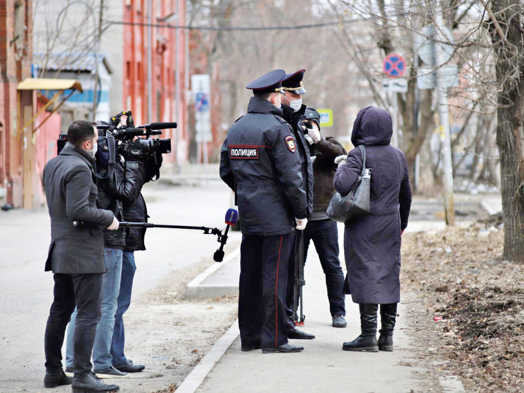 Вместе с журналистами и полицейскими операторы работают в пандемию