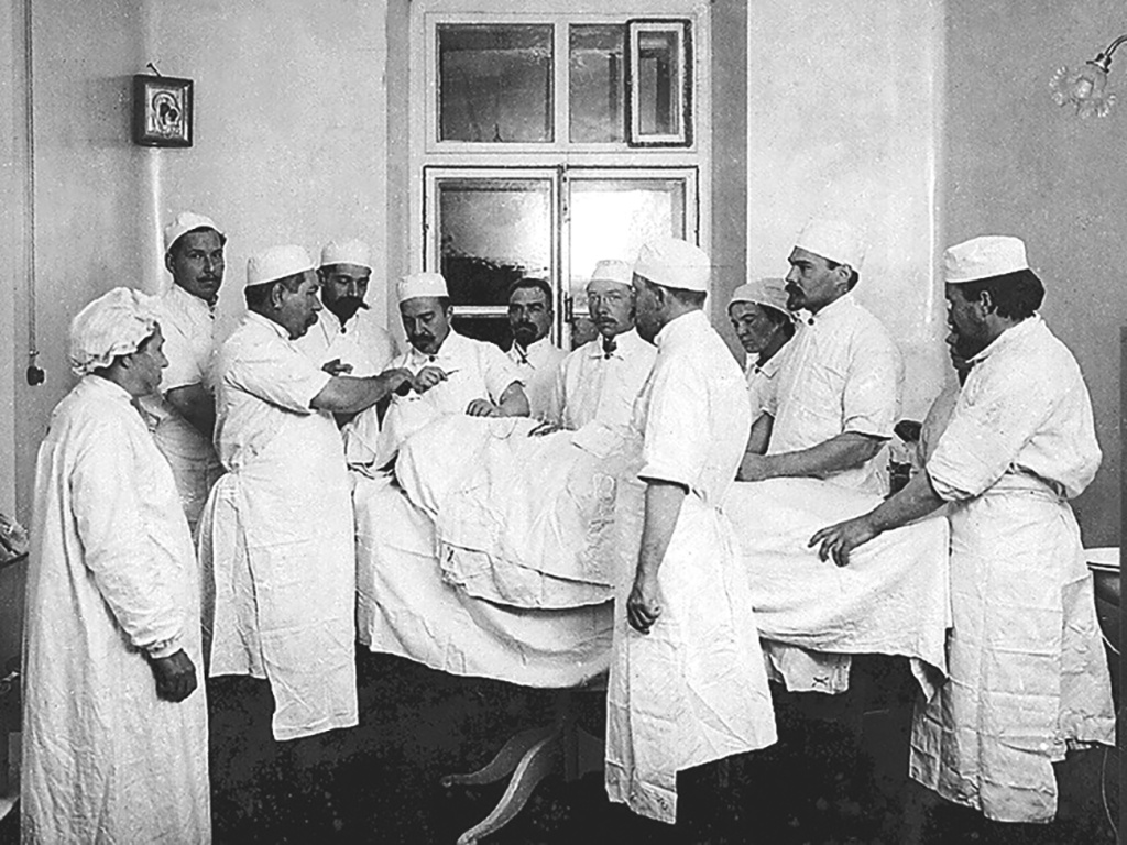 ФОТО: из открытых источников / Вишневский в операционной, 1929 год