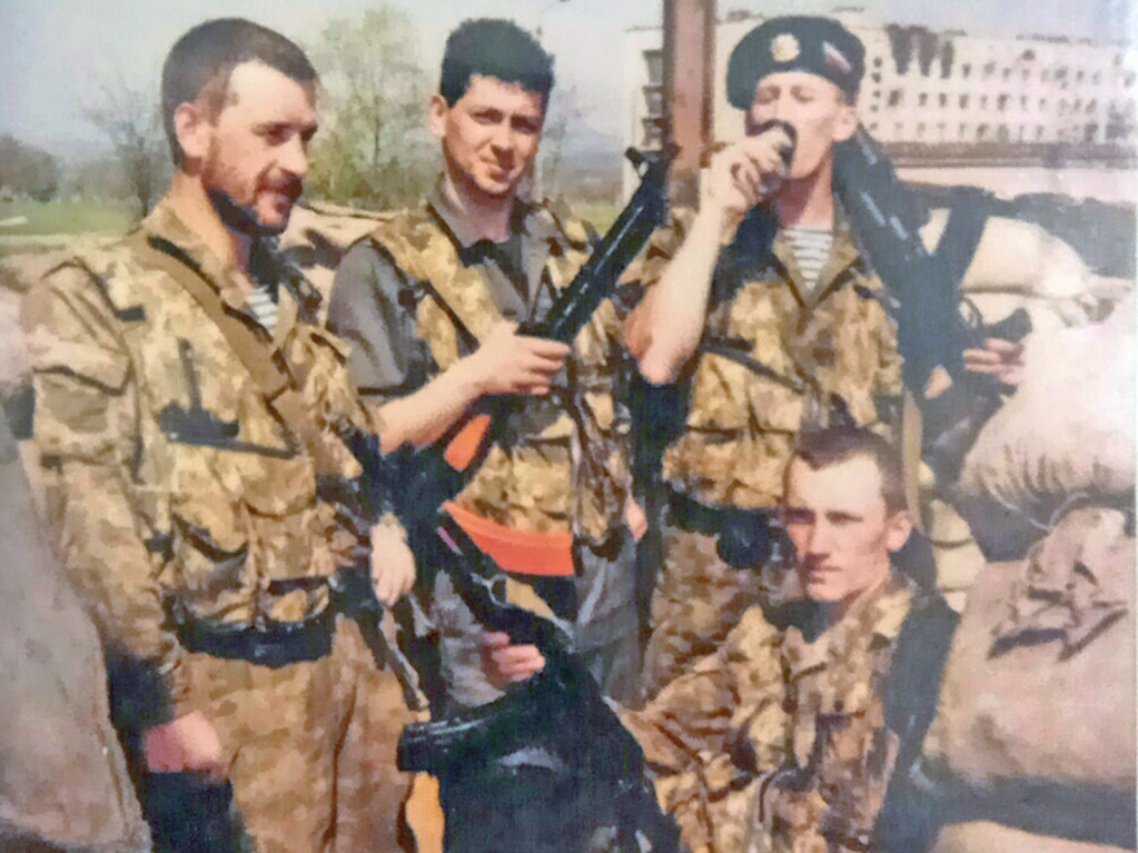 Артура Волошина (второй справа) всегда окружали друзья