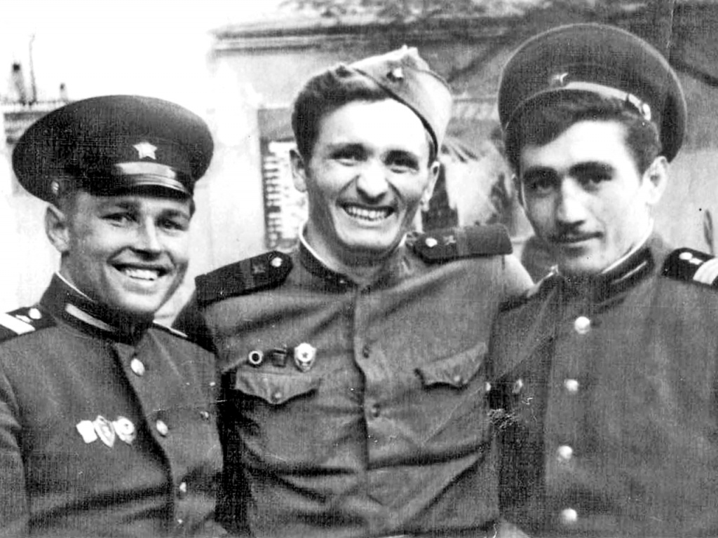 Батагов (в центре) срочную службу проходил в Дрездене