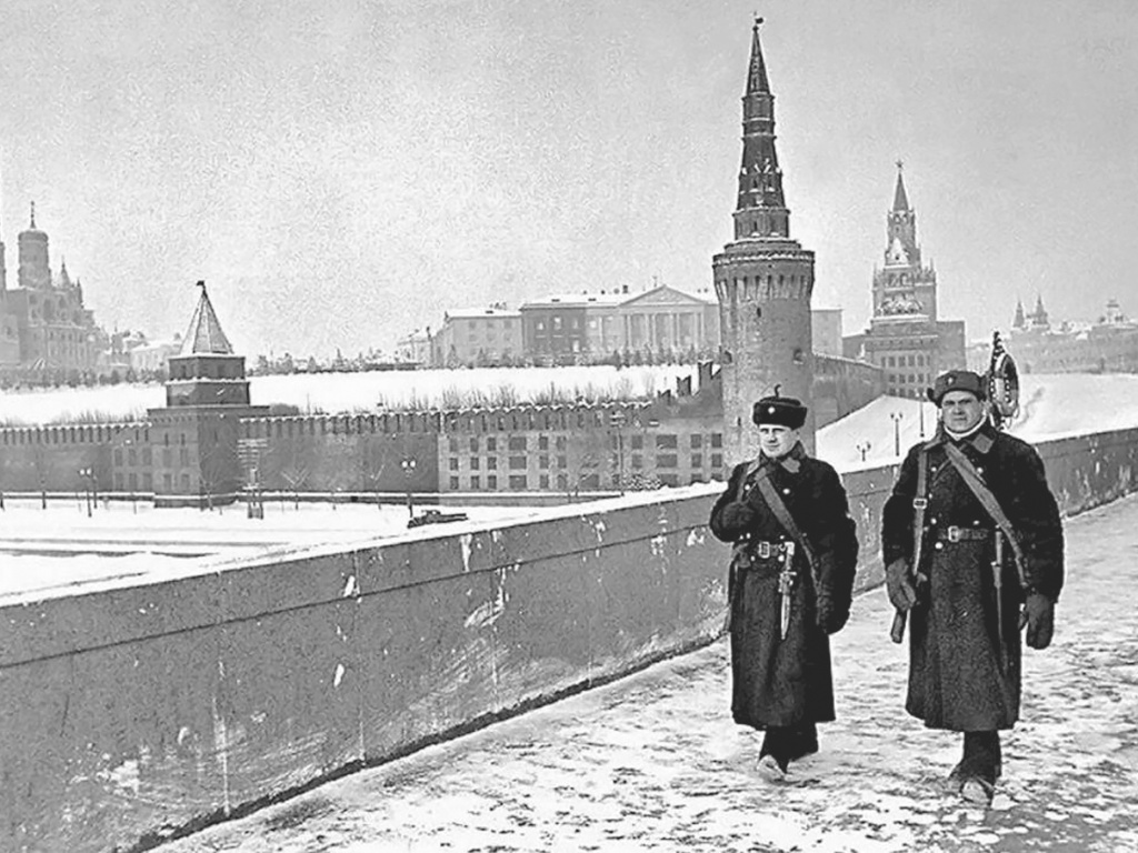 из архива Музея истории московской полиции / Патруль на Большом Москворецком мосту. Зима 1941 г.