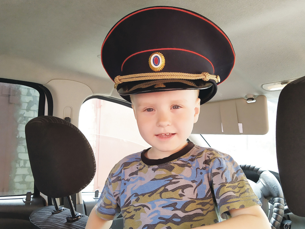 Тимур пока только примеряет папину фуражку