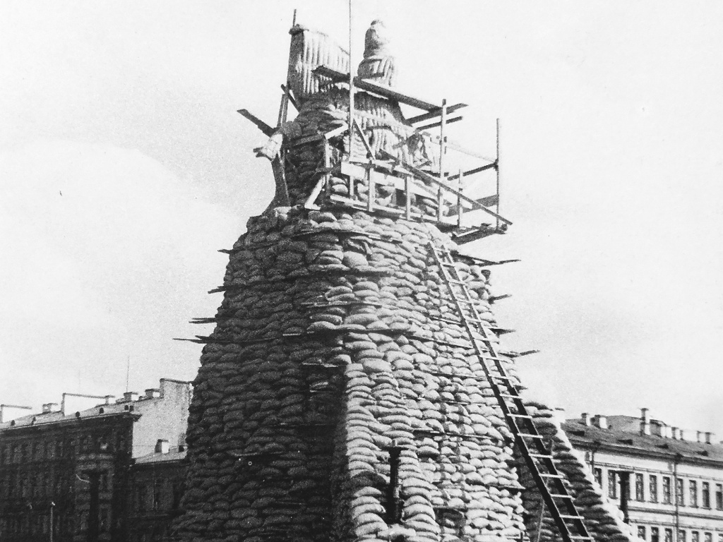 Фото: Защищённый мешками памятник императору Николаю I