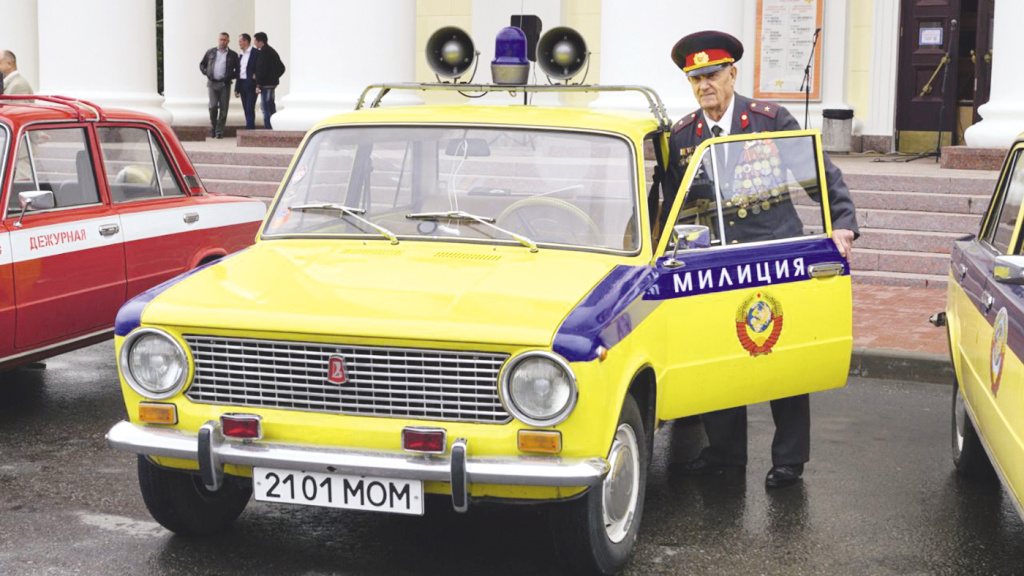 На фото: Ветеран ГАИ Владимир Конкин служил на таком автомобиле в СССР