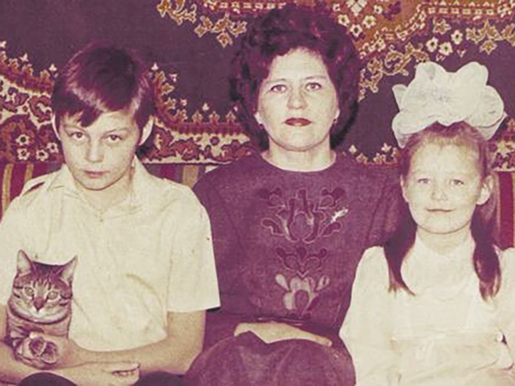 С мамой и сестрой в школьные годы