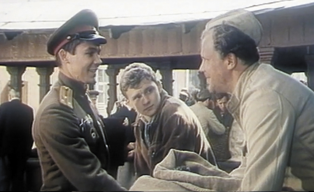 Кадр из фильма «В последнюю очередь» (1981)