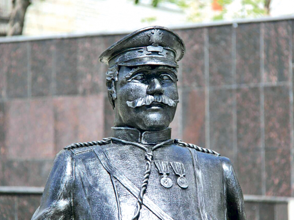 Прототип этого стального полицейского из Саратова был известным меценатом / Фото Анатолия Чернова