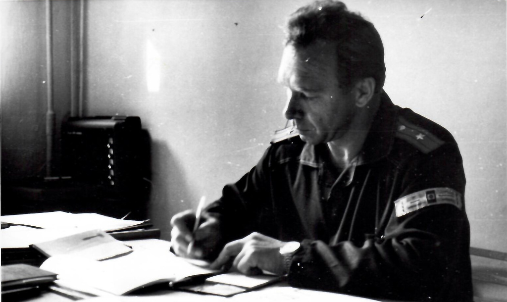 из личного архива Владимира Фёдорова / на фото майор милиции в отставке Владимир Фёдоров в рабочем кабинете Припятского ГОВД