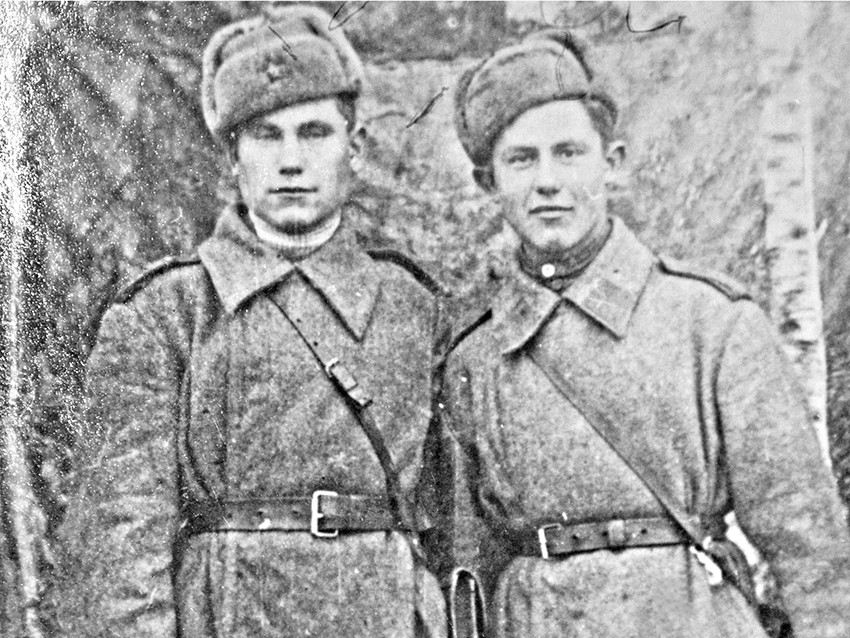 Пётр Литвинов слева