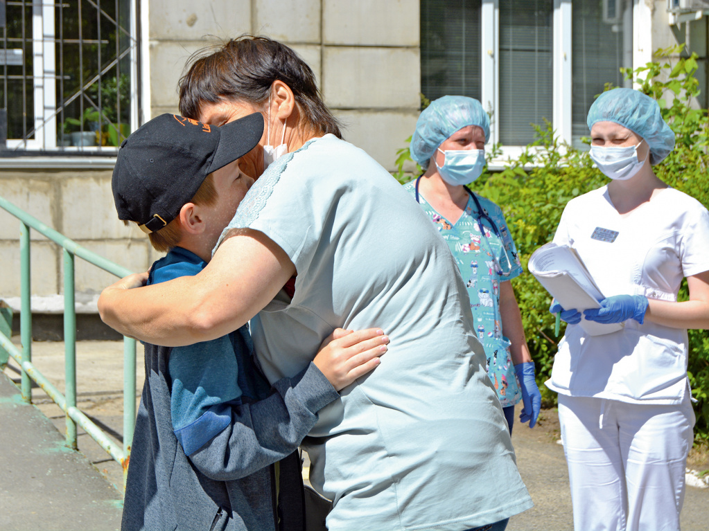 Мама обнимает сына