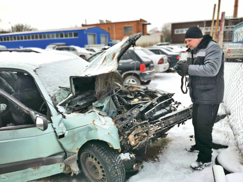 У полицейского четыре автотехнические экспертные специальности