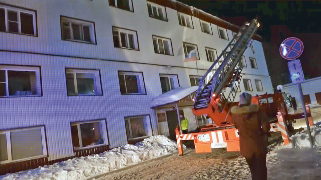 Инспектор ДПС поднялся на 4 этаж по пожарной лестнице 