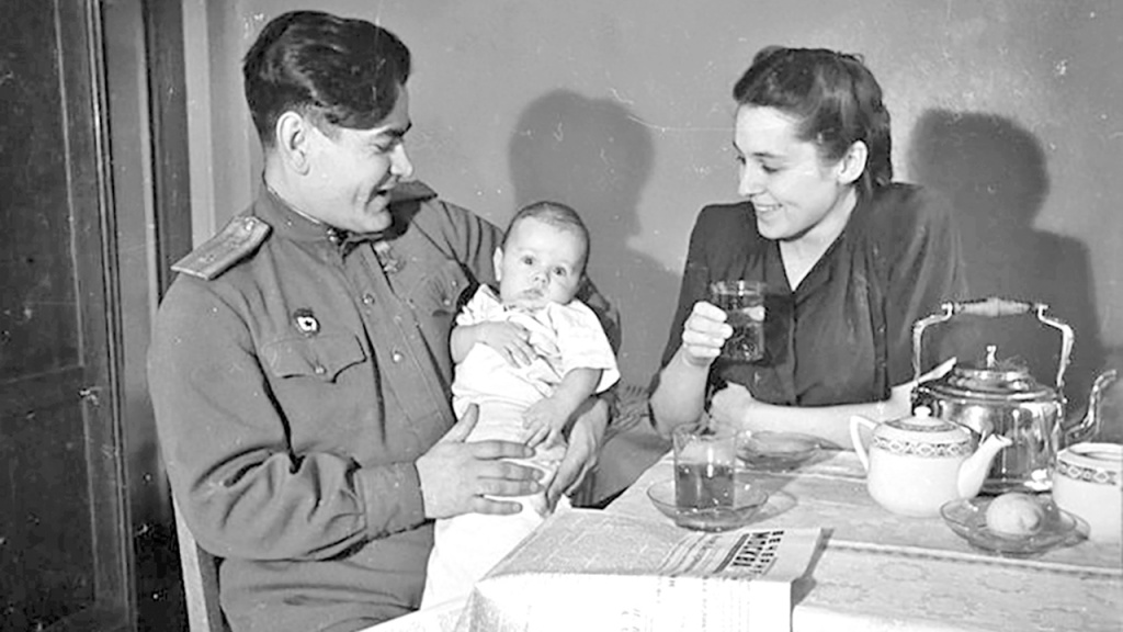 Алексей Маресьев с женой Галиной и сыном Виктором, 1946 год