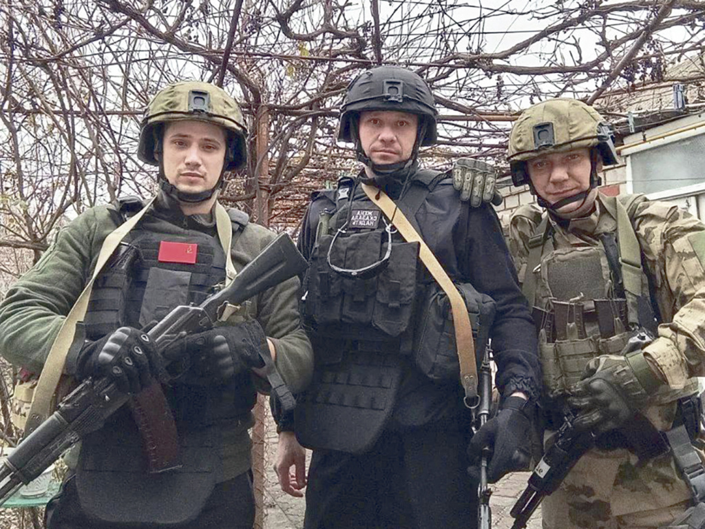 Софии Базаровой / Руслан Прокопенко (в центре) с боевыми товарищами