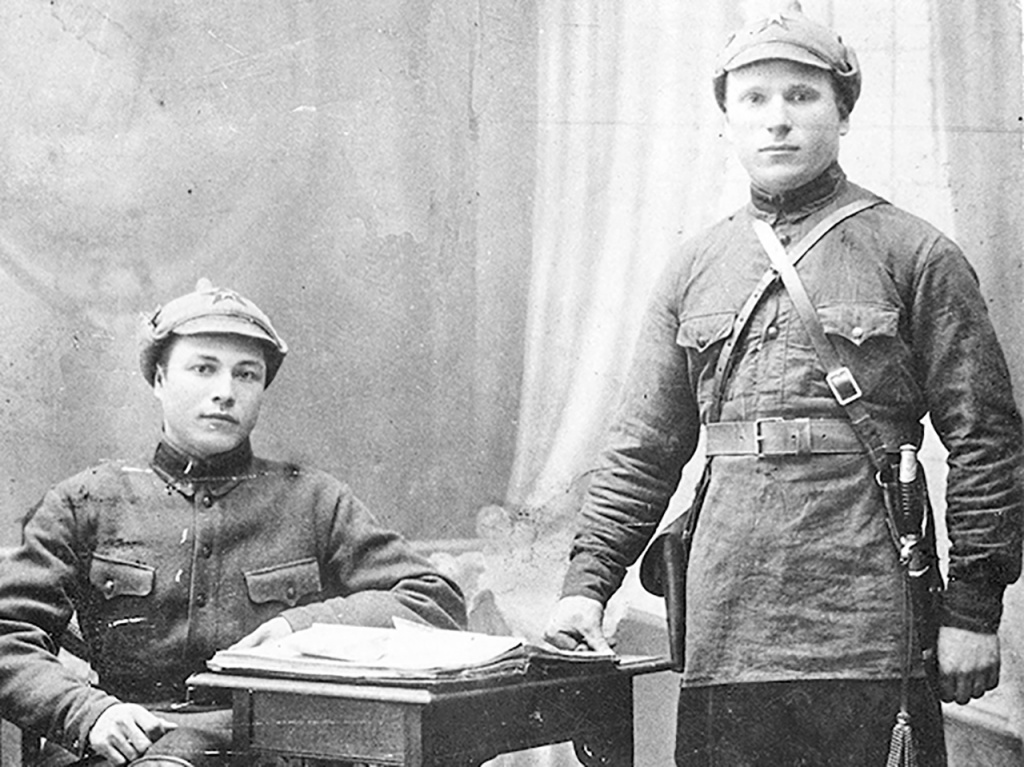 Александр Шевнин (справа) с сослуживцем