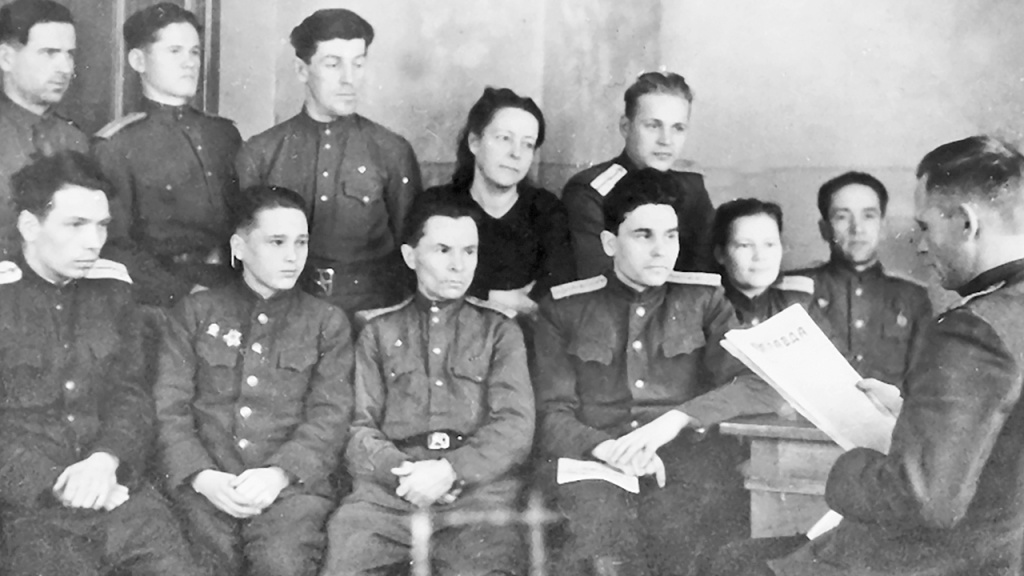 Сотрудники Вологодского ОБХСС на политинформации. 1947 г.Фото из фондов Постоянно действующей выставочной экспозиции, посвященной созданию и истории органов внутренних дел Вологодской области.