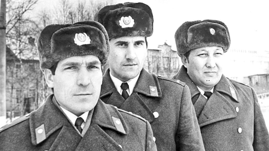 С участковым Александром Некрасовым и Алибеком Деутбековым