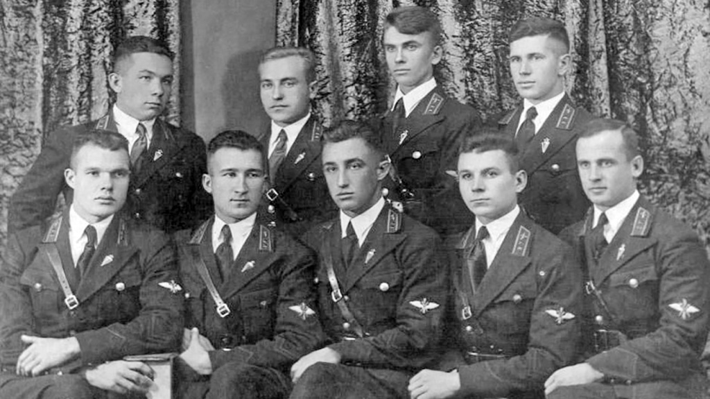 Выпускники авиационного отделения Харьковского училища НКВД им. Дзержинского. 1939 г. Первый слева в нижнем ряду - Виктор Голубев, будущий дважды Герой Советского Союза