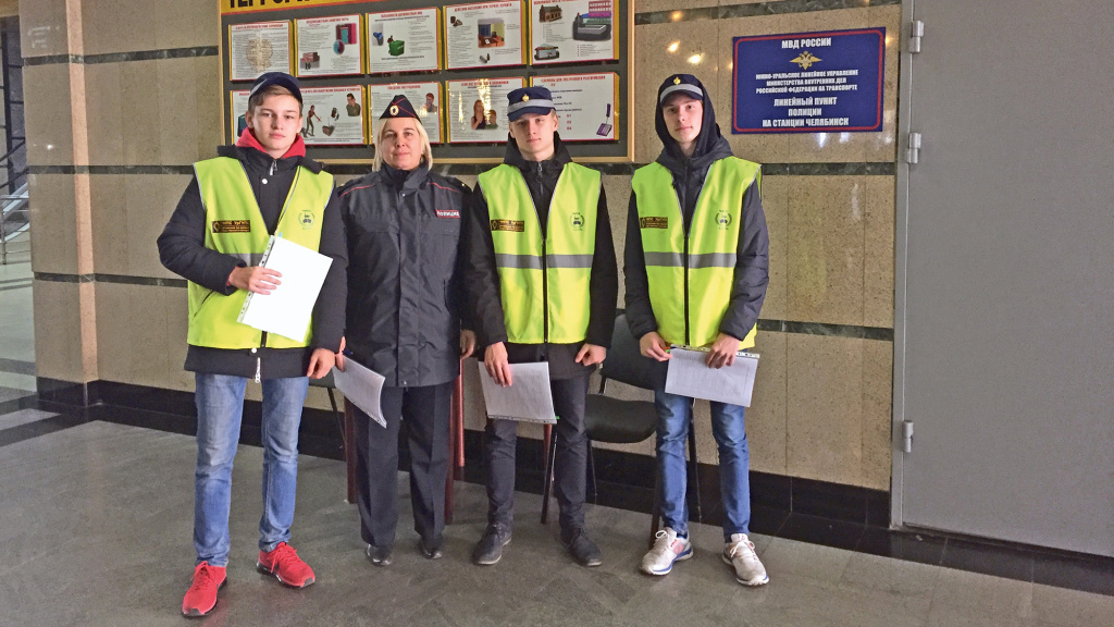 Полицейские всячески стараются заинтересовать молодых волонтёров - приглашают в подразделения и рассказывают о своей работе