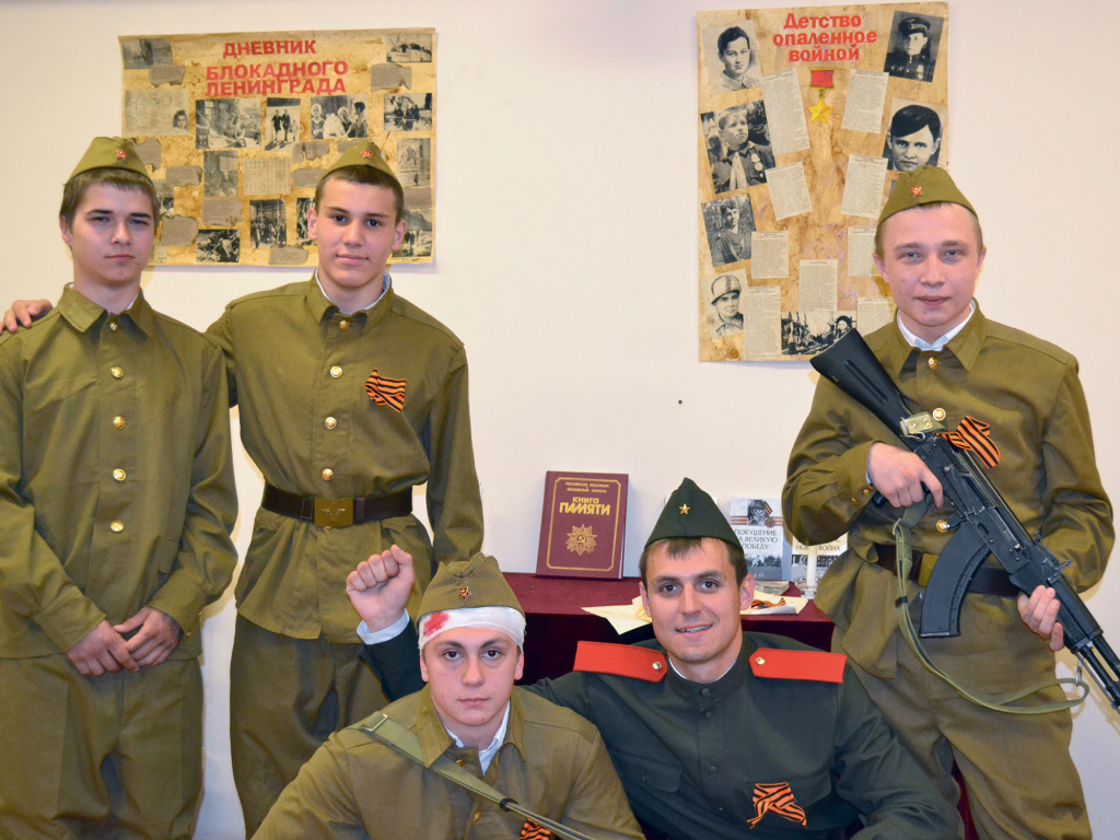ФОТО: из личного архива Евгения Хохлова / Театрализованное представление со студентами к 9 Мая