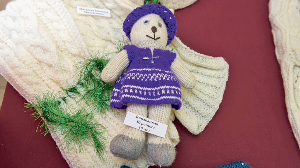Кто-то вяжет, кто-то шьёт. Каждому участнику есть чем похвалиться