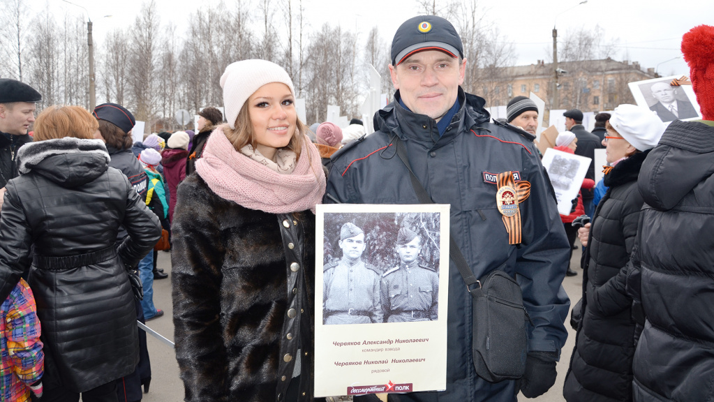 Александр Червяков с дочерью во время акции «Бессмертный полк»