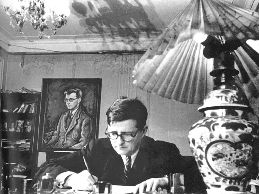 Фото: Композитор Дмитрий Шостакович за работой