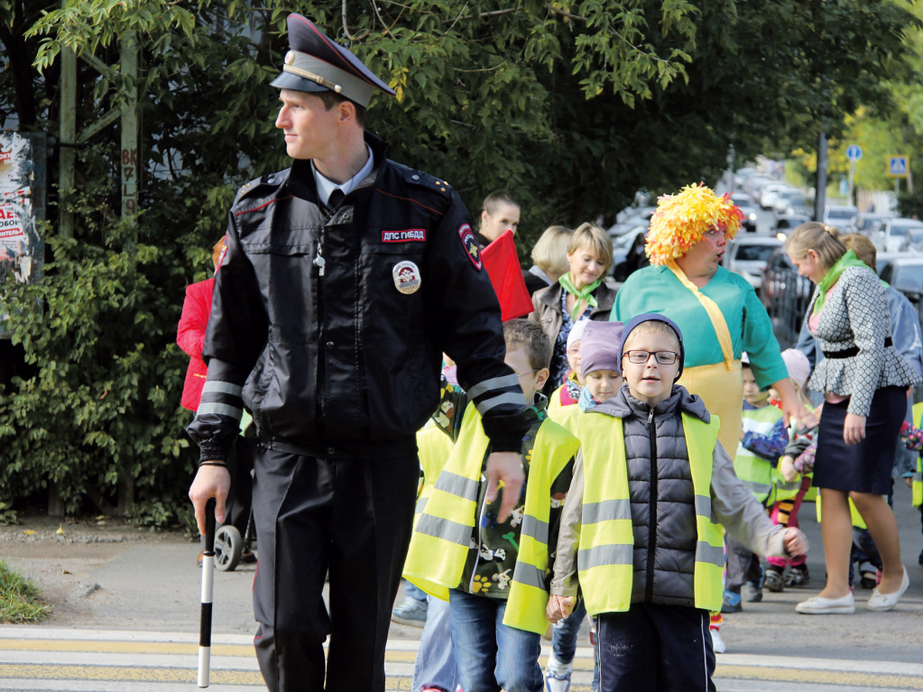 Занятия инспектора отдела пропаганды ГИБДД с юными пешеходами