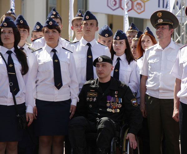 На фото курсанты Белгородского юридического института МВД Росси И.Д. Путилина с Героем России Вячеславом Воробьёвым