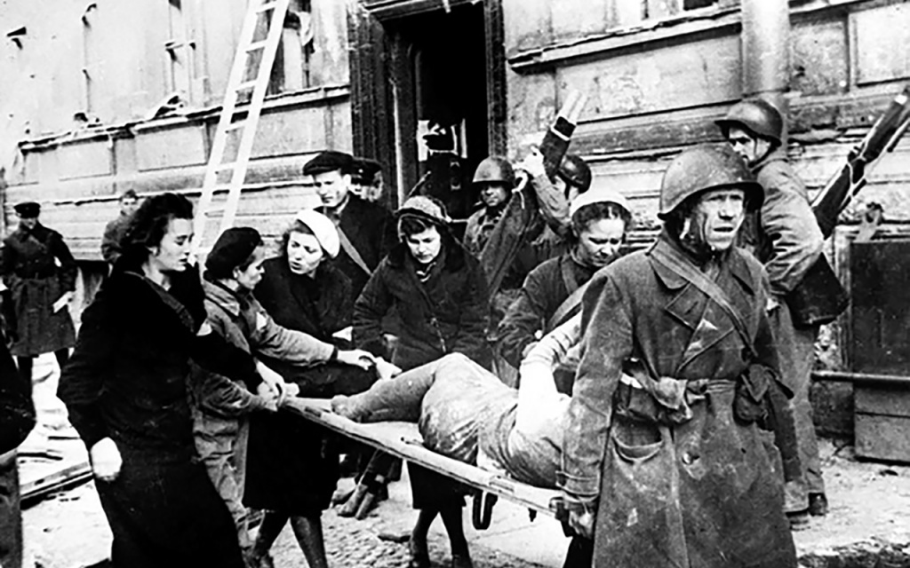 Бойцы МПВО эвакуируют раненых после немецкого авианалёта на Ленинград. 1943 г.
