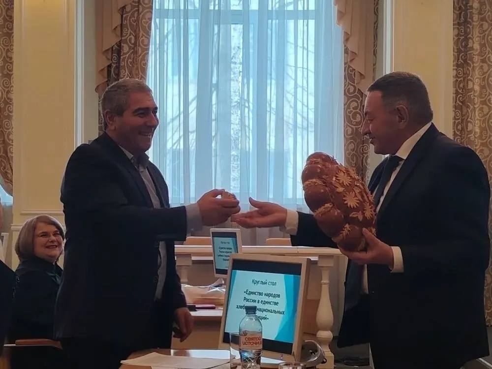 предоставлены ОИиОС ГУ МВД России по Саратовской области / Члены Общественного совета Борис Шинчук (справа) и Араик Косян круглый стол «Единство народов России в единстве хлебных и национальных традиций»