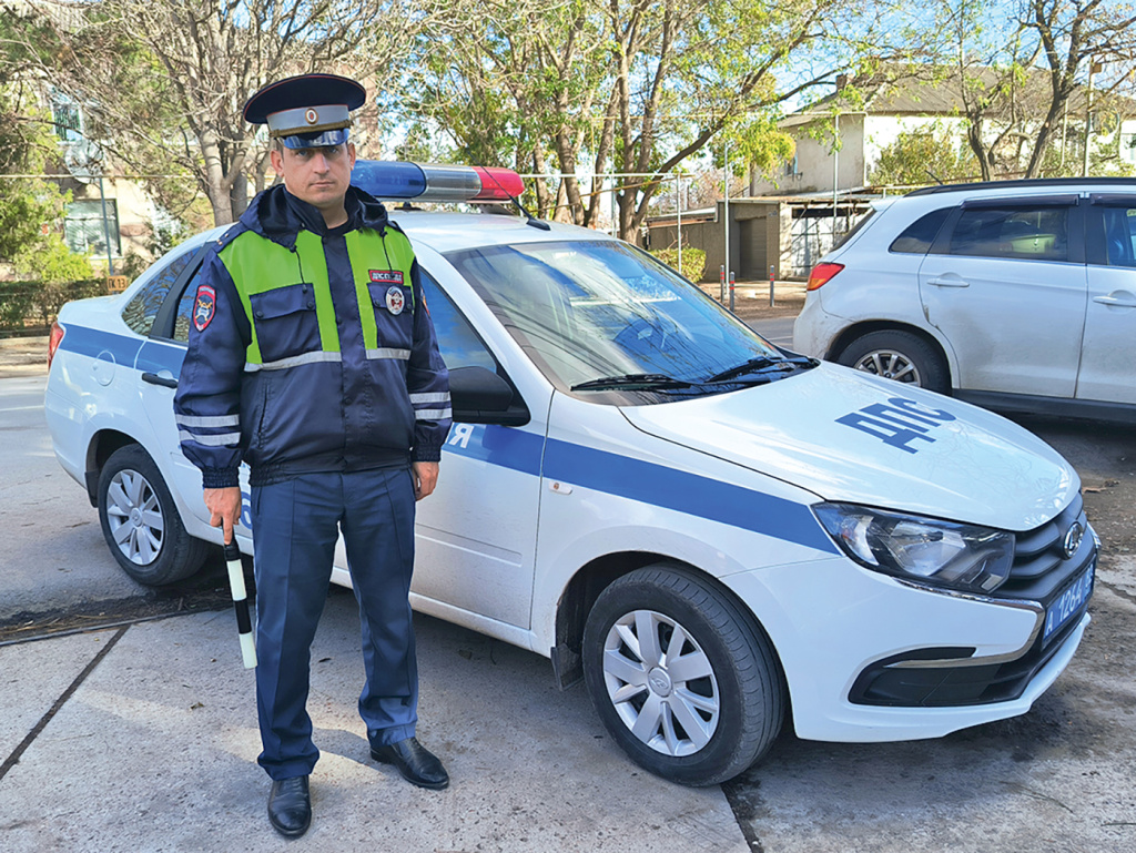 Фото Дарьи Красносельской / В Новый год старший лейтенант полиции Звезда обычно находится на посту, только снега в их регионе практически не бывает