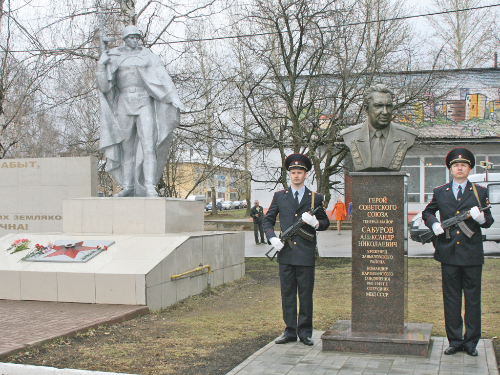Удмуртские полицейские чтят своих героев