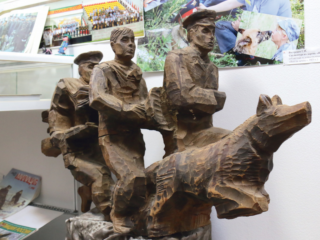 Кинологи с собаками застыли в деревянной скульптуре «По следу»