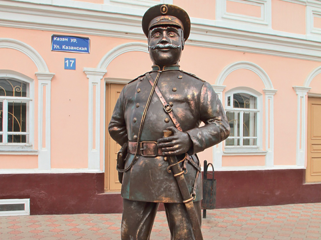 Хранитель порядка на улице Казанская в Елабуге / Фото Надежды Назаровой