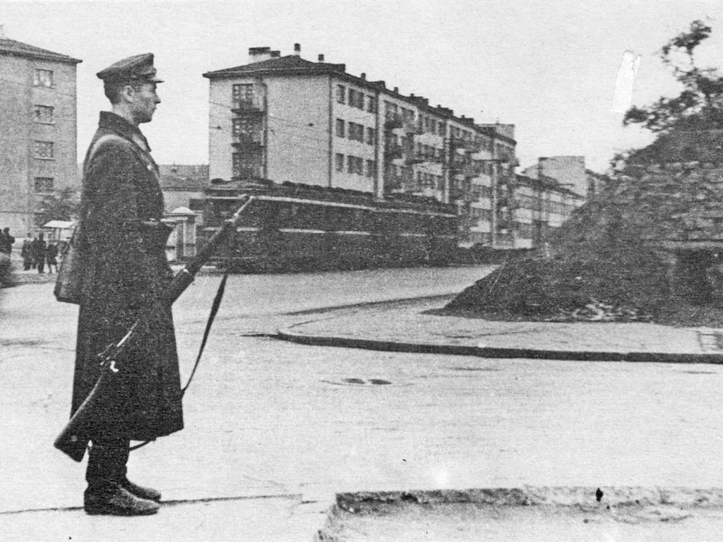 Фото: Григория Коновалова / Милиционер у дзота на Выборгской стороне