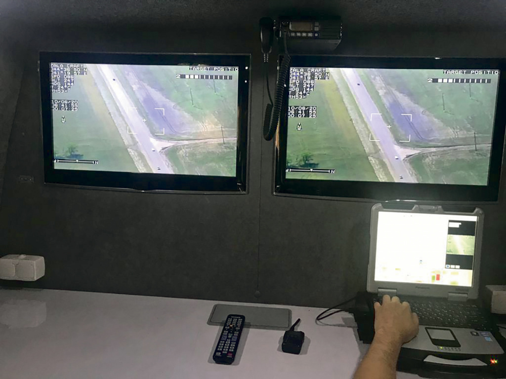 Дрон фокусирует камеру на автомобиле нарушителя и отслеживает движение до момента остановки инспектором