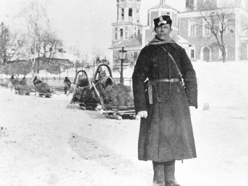 Городовой на площади около церкви Иоанна Воина в Москве. Фото 1900 года