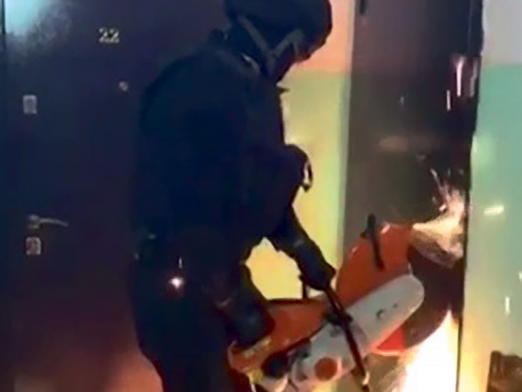 Один из организаторов криминального бизнеса забаррикадировался в своей квартире. Пришлось вскрывать дверь.