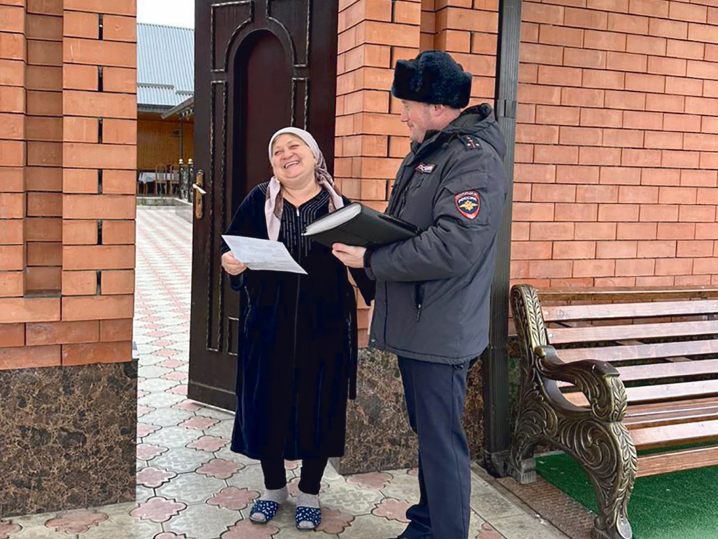 ФОТО: Пресс-службы МВД по Республике Северная Осетия – Алания / Руслан Туаев с жительницей села Иран