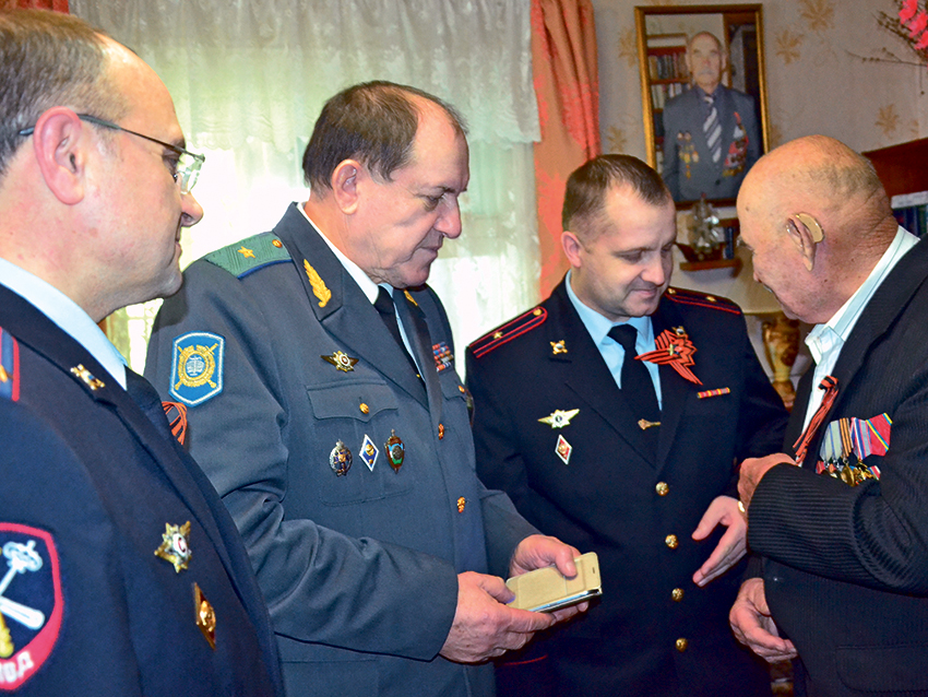 Коллеги на дне рождения у фронтовика