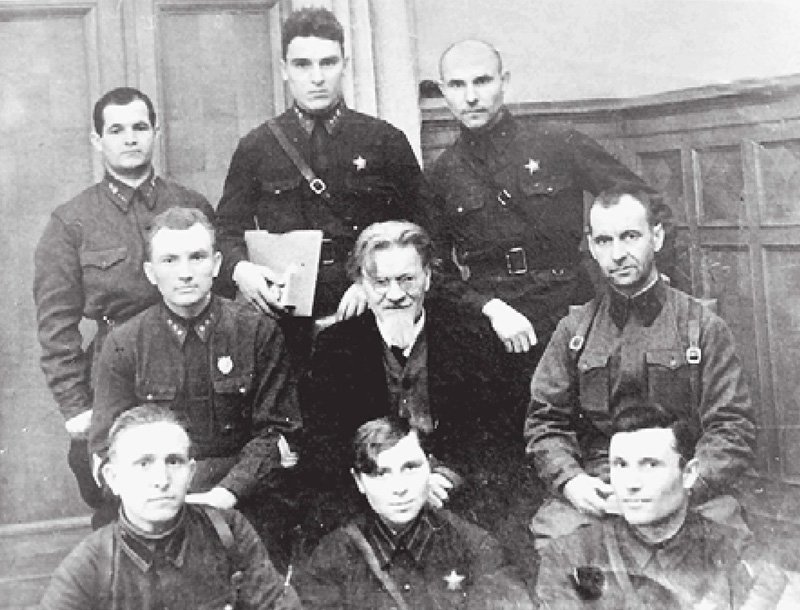 На приёме у Председателя Президиума Верховного Совета СССР Михаила Калинина. В 1-м ряду в центре Дина Зорина. 1942 г.