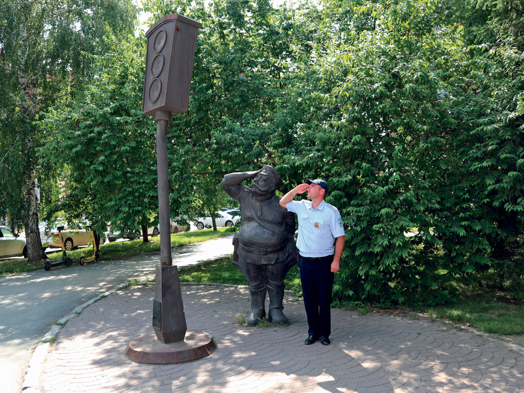 Фото Владислава Савченкова / Регулировщики из прошлого и настоящего. Новосибирск