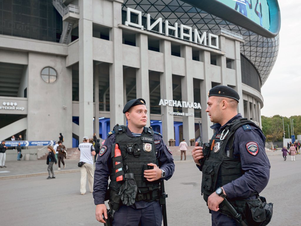 ФОТО: Элеоноры Марченко / Во время футбольного матча на стадионе «Динамо»