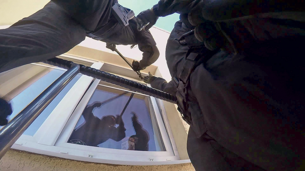 Новгородские полицейские проводят операцию по задержанию подозреваемых в незаконном обороте наркотиков