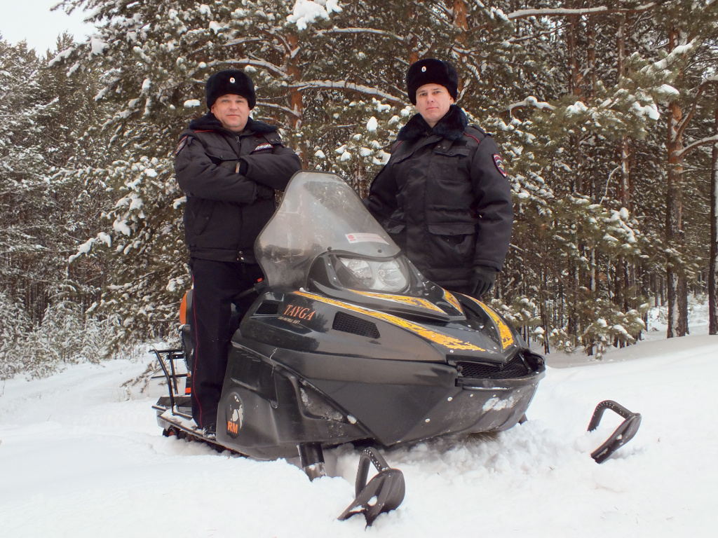 Младший лейтенант полиции Денис Рыков (слева) и капитан полиции Дмитрий Зверев на месте событий