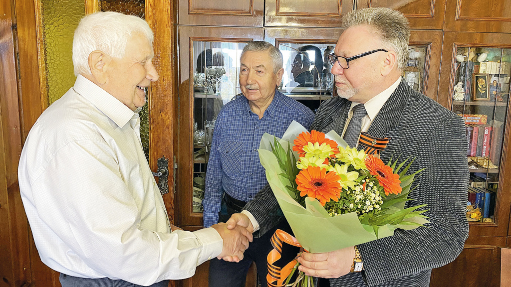 Совет ветеранов каждый год поздравляет Николая Федосеевича Гордиенко с Днём Победы