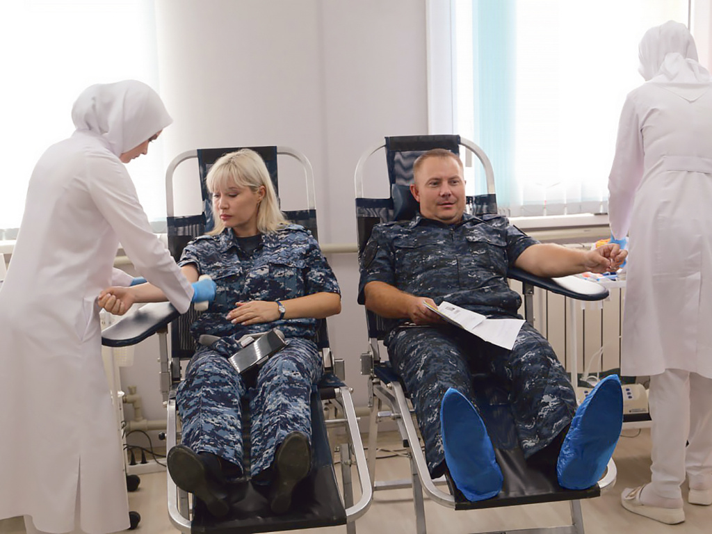 ФОТО: Сотрудники временной группировки сдают кровь