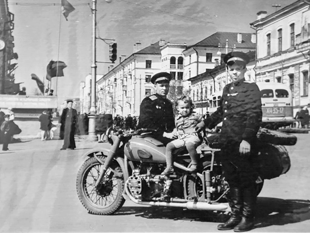 Николай Сидорский (справа)